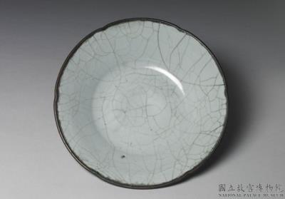 图片[2]-Dish with hibiscus-shaped rim in celadon glaze, Guan ware, Southern Song dynasty, 12th-13th century-China Archive